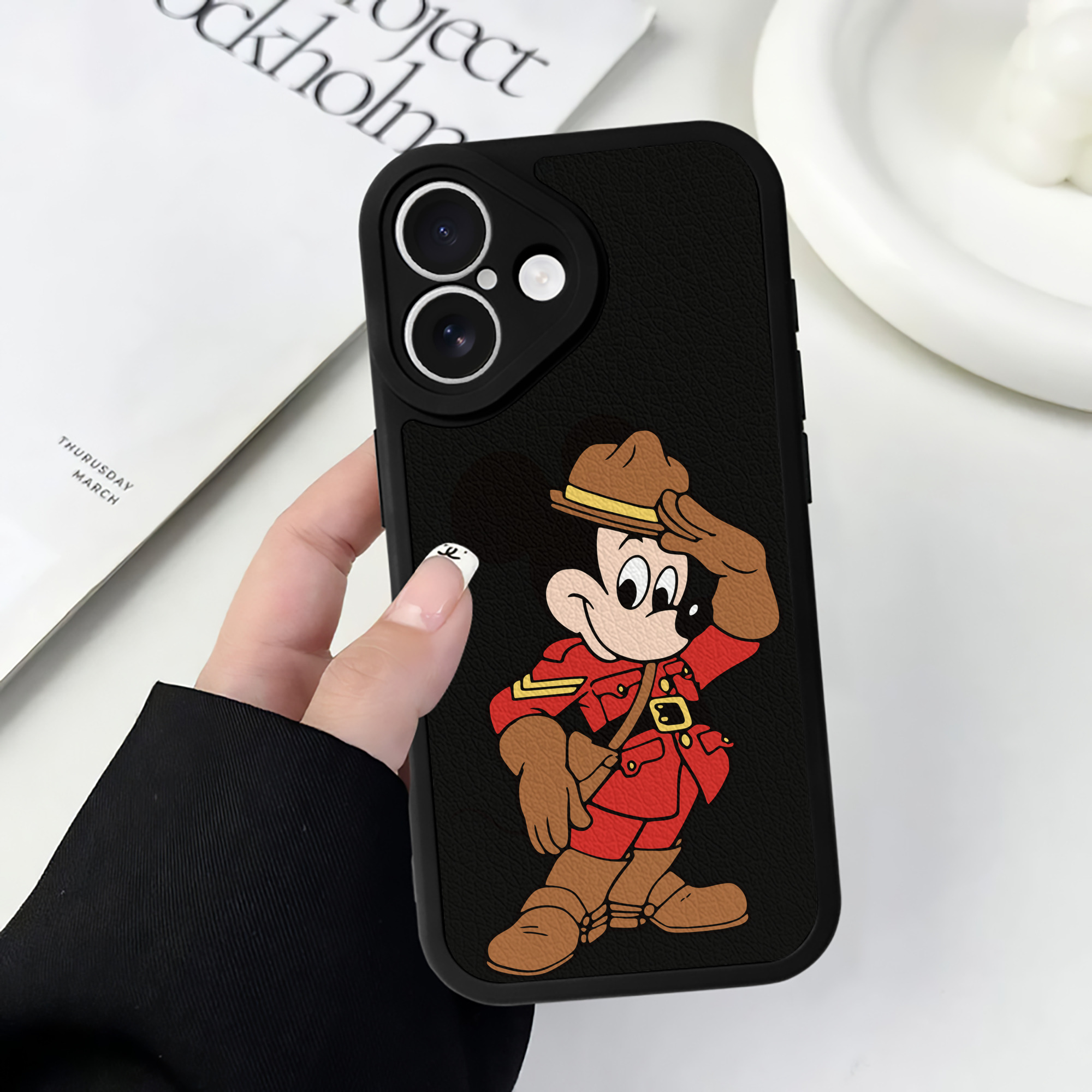 （画像用） ミッキーマウス Mickey Mouse 【iPhone 16シリーズ対応】シリコンスマホケース（レザー調） 材質：シリコン